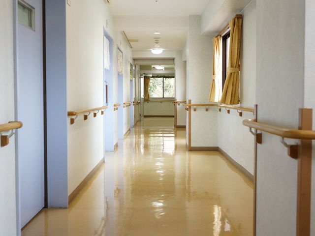 明るい廊下の風景 廊下 手すりが設置された清潔感のある廊下です。ゆったりとした空間でご利用者様の移動が安全に配慮されています。