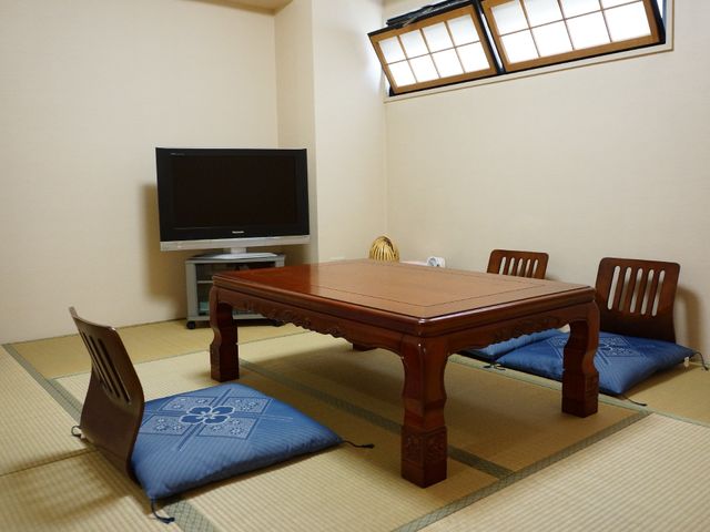 和室の居間風景 和室 伝統的な雰囲気の中で、静かに過ごせる和室です。座布団が置かれた座卓で、お茶や読書を楽しむこともできます。