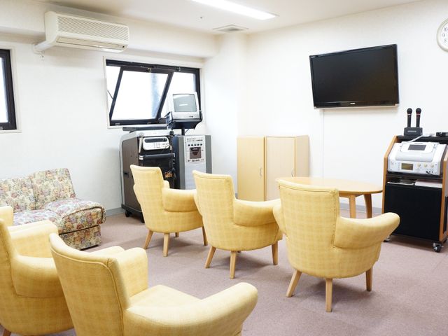 快適な休憩室の様子 カラオケルーム ゆったりとした椅子が並ぶ休憩室で、ソファやテレビを利用し、癒しの時間を過ごすことができます。カラオケ設備もあり、様々な娯楽をお楽しみいただけます。