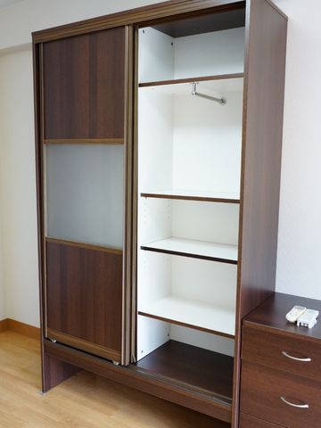 茶色いクローゼットの内部 クローゼット 十分な収納スペースが確保されたクローゼットです。居室での整理整頓に役立てていただけます。