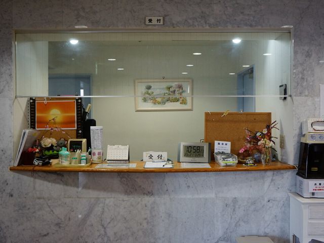 受付の風景 受付 清潔感のあるフロントで、来訪者の対応や日々の連絡事項が確認できる、整理整頓されたスペースです。