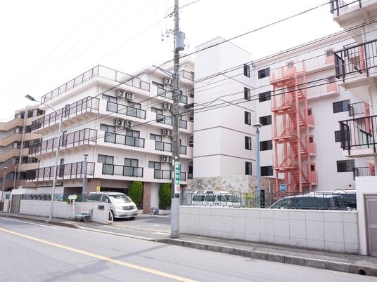 白とベージュの建物外観