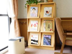 快適なロビーの雑誌棚