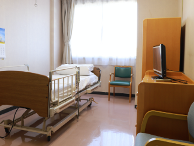 明るい一人部屋の居室 居室 自然光が差し込む明るい一人部屋です。くつろげる椅子も用意され、快適に過ごせます。