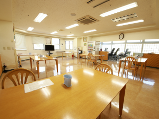 広々とした明るい部屋 ラウンジ 広々とした空間で、自然光が心地良く差し込む室内です。くつろぎながらのんびりと過ごせます。