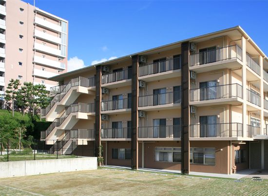 青空と建物の外観