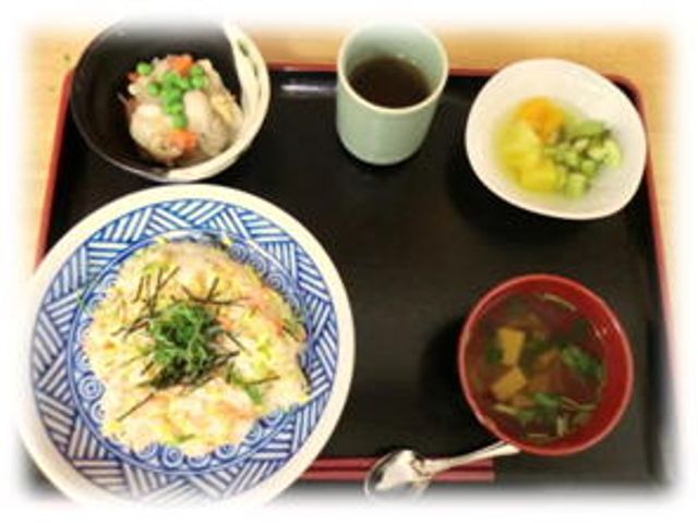 食事のお盆 食堂 色とりどりの料理が並ぶ食事のお盆です。栄養バランスが考慮されたメニューを提供しています。