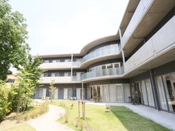 緑豊かな建物の外観