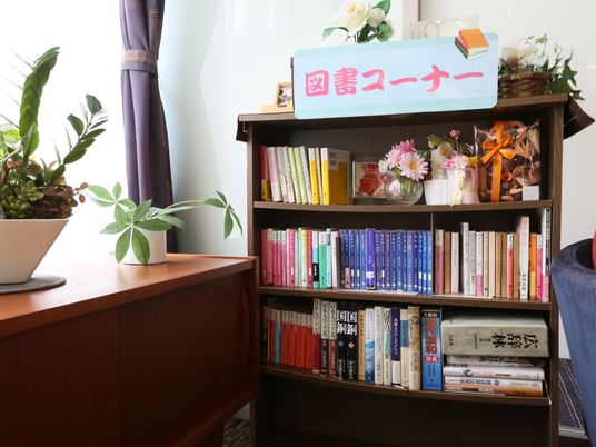 本棚と観葉植物