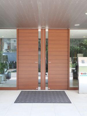 内観の木目調の出入口