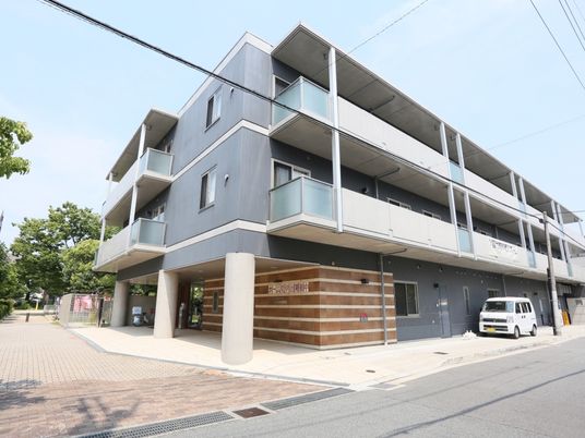 現代的な建物の外観