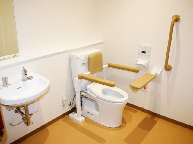 使いやすいトイレ トイレ 手すりが備えられた広いトイレです。移動が安全で快適に行えます。