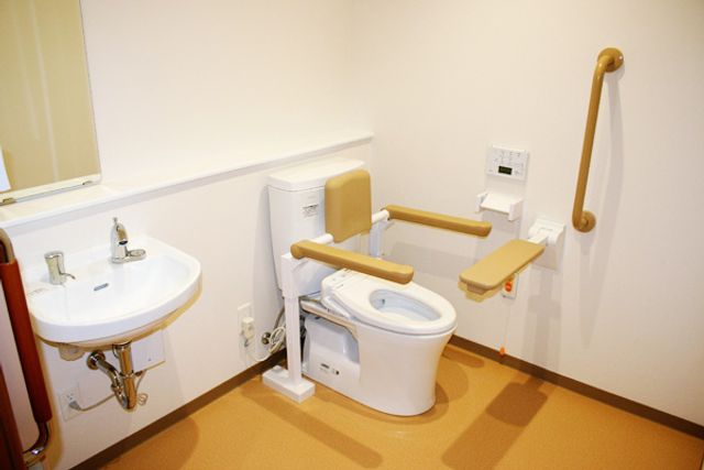 使いやすいトイレ トイレ 手すりが備えられた広いトイレです。移動が安全で快適に行えます。
