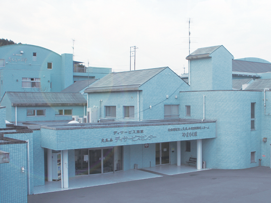 青い建物の外観  