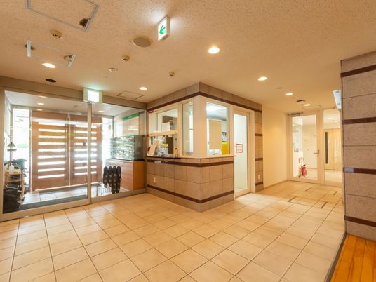明るい空間のエントランス