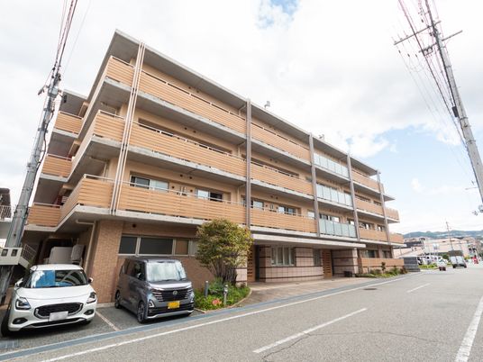 庭が広がる建物外観