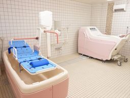 清潔な設備の浴室