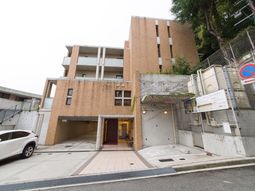 落ち着いた雰囲気のエントランス