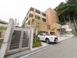 施設の外観と入口