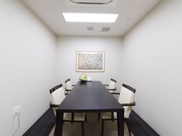 清潔なミーティングルーム