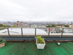 都市景色の見える屋上