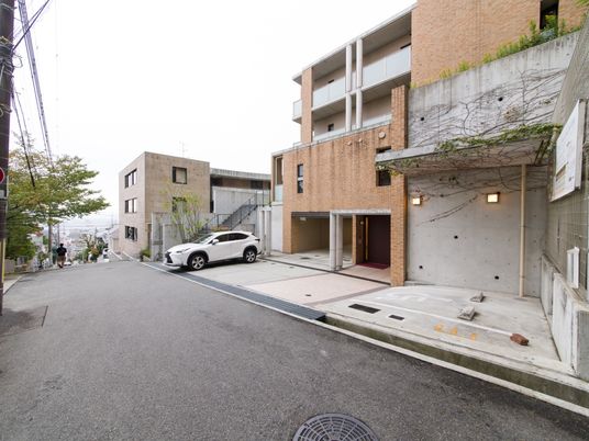 施設外観の明るい入り口
