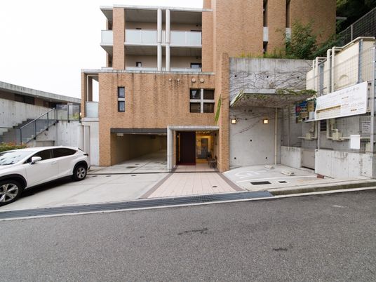 建物入口と外観