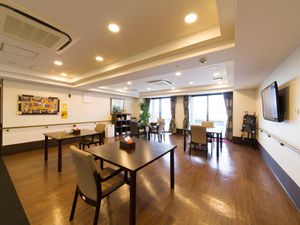 明るい共用ラウンジ
