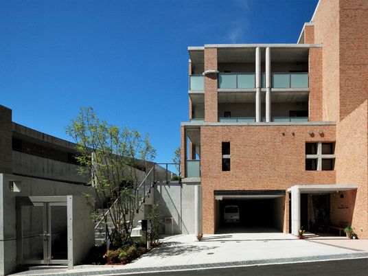 赤レンガの建物外観