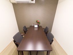 シンプルな会議室