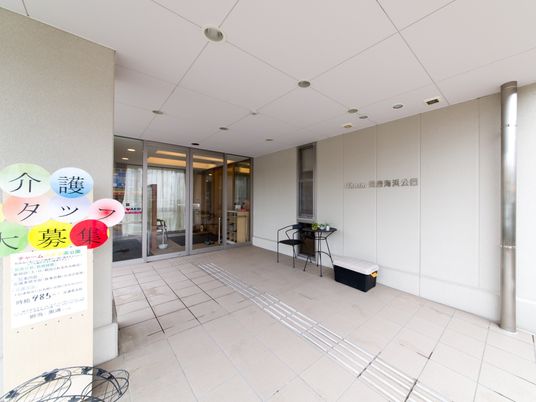 エントランスと掲示物のある風景