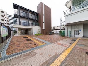 モダンな建物のエントランス