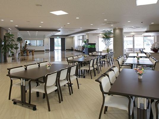 広い食堂の全景  