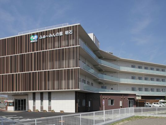 明るい外観の建物  