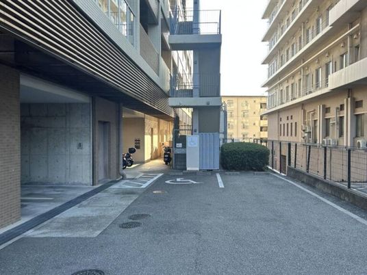 建物の通路と駐車スペースの外観