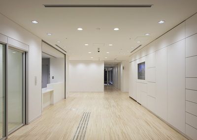 明るい広い廊下
