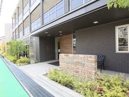 明るいエントランス外観
