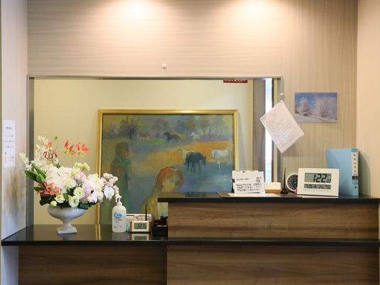 受付と絵画のあるロビー