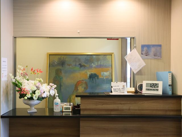 受付と絵画のあるロビー スタッフルーム ウェルカム感のあふれるロビーには、美しい絵画と花々が飾られ、訪れる人を暖かく迎え入れています。