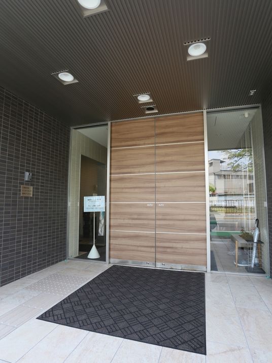 施設入口の洗練されたエントランス
