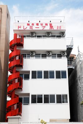 赤い階段の建物外観