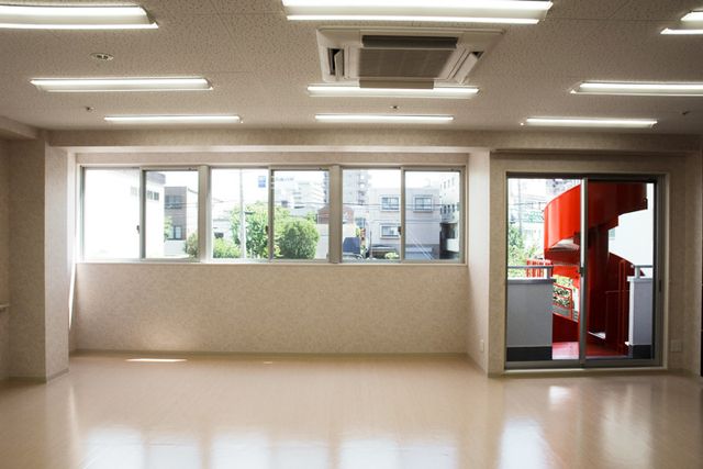 自然光が入る部屋 内観 大きな窓から差し込む自然光が、室内を明るく照らしています。広々とした空間が魅力です。
