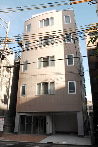 高層建物の外観 外観 落ち着いたグレーの外壁が特徴的な建物です。都市部に位置し、アクセスが良好です。