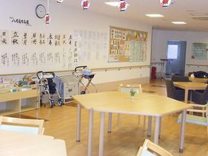 明るい共有スペースの室内  