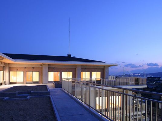 夕景の建物外観  
