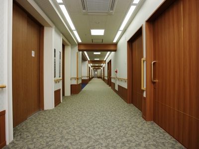 広く清潔な施設の廊下