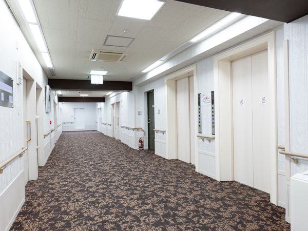 清潔な施設の廊下