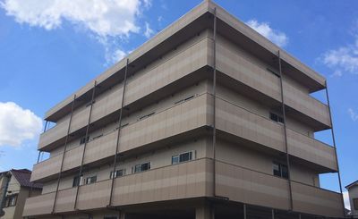 青空の建物外観