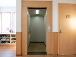 エレベーター付きの廊下