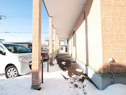 雪景色の中の廊下